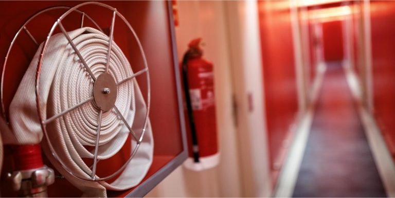 Lee más sobre el artículo Importancia de los sistemas de extinción de incendios en edificios residenciales y comerciales